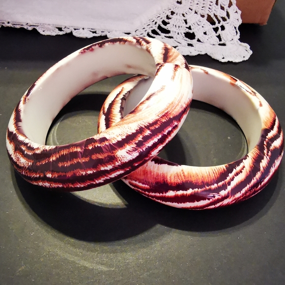 Pair of Chunky Domed Animal Tiger Print Plastic Bangle Bracelets - Picture 13 of 16